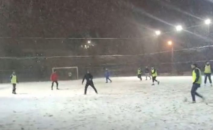 Yoğun kar yağışı futbol aşkına engel olamadı