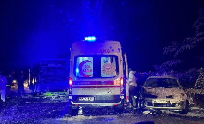 Yolcularla dolu özel halk otobüsü ile otomobil çarpıştı