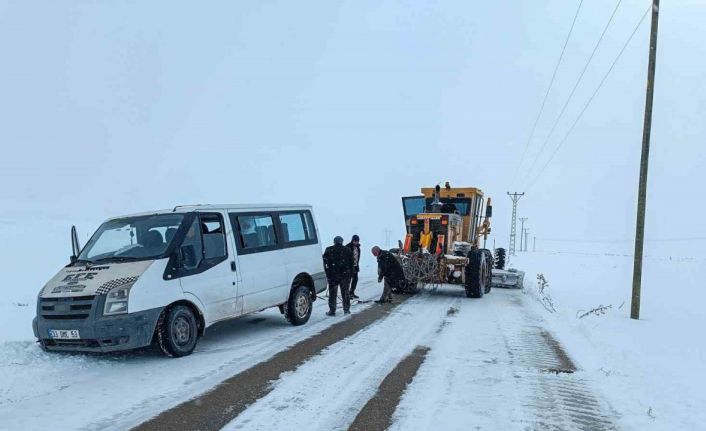 Yolda kalan araçlar belediye ekipleri tarafından kurtarıldı