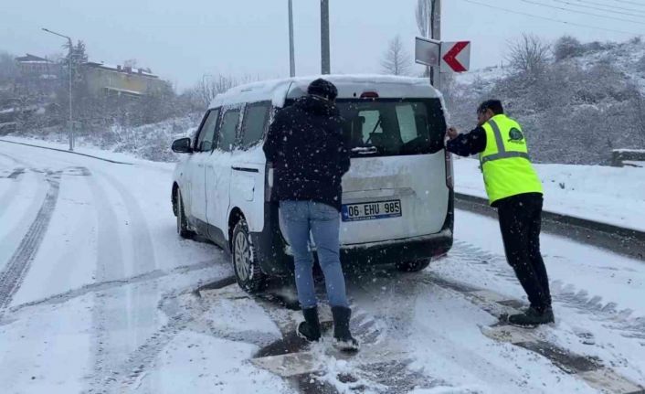 Yolda kalan araçları vatandaşlar iterek kurtardı