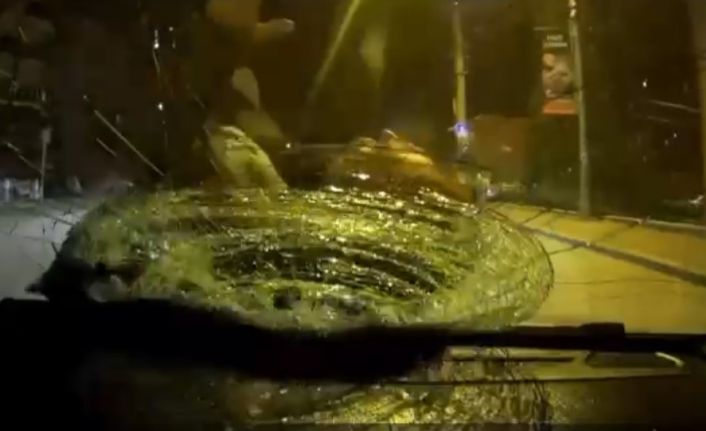 Yolu karşısına geçmeye çalışan adama ticari taksi böyle çarptı