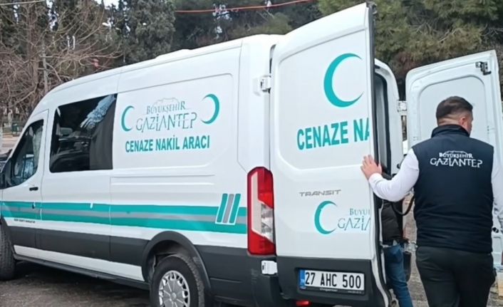 Yolun karşısına geçmek isterken otomobilin çarptığı genç kız kurtarılamadı