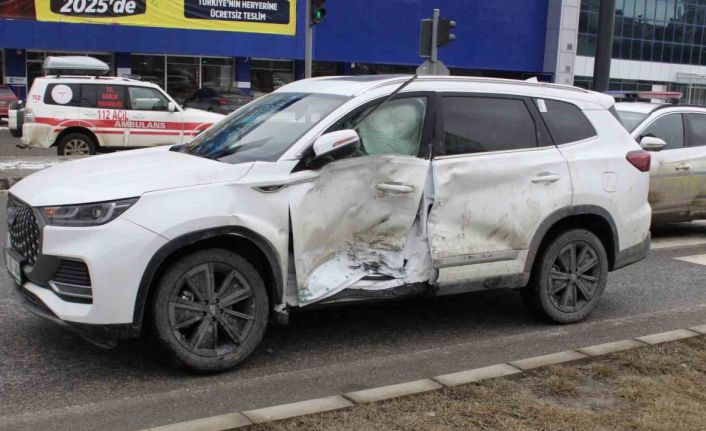 Yozgat’ta ambulans ile otomobil çarpıştı: 2 yaralı
