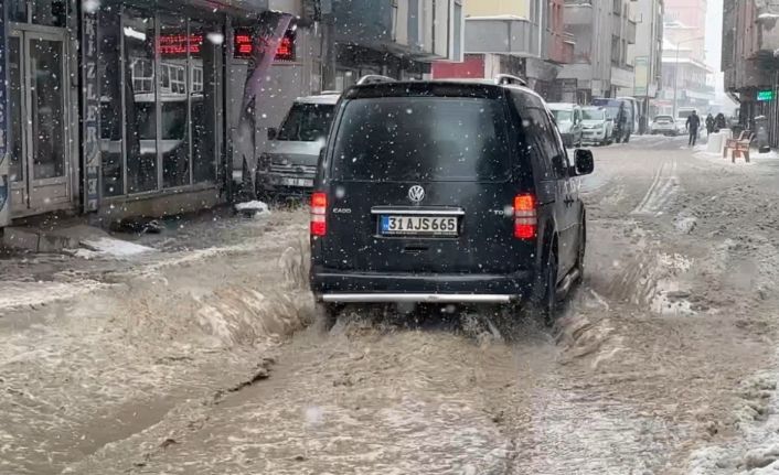 Yüksekova’da caddeler göle döndü: Araçlar ilerlemekte zorlandı