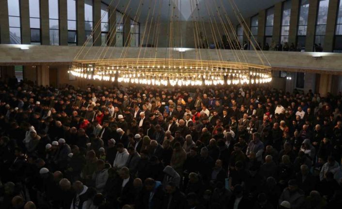 11 ayın sultanı, bayram namazıyla uğurlandı