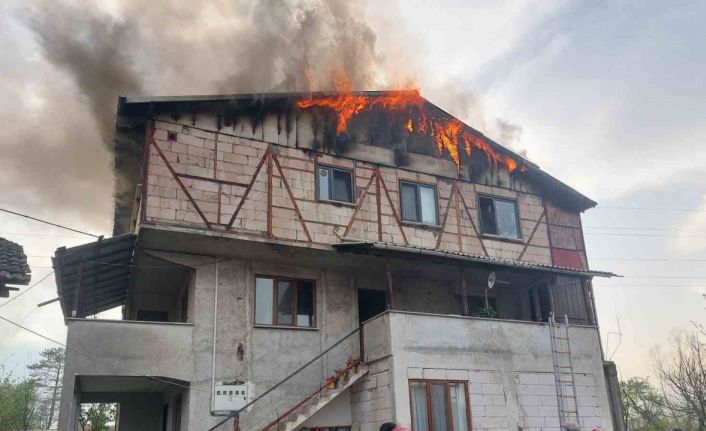 3 katlı evin son katı alev alev yandı