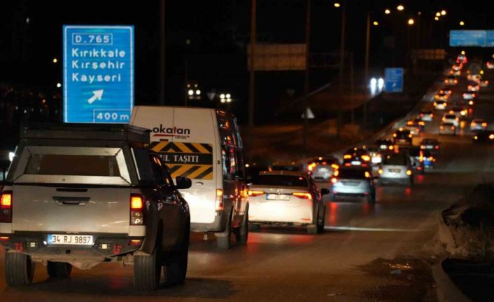 43 ilin geçiş noktasında bayram trafiği böyle görüntülendi