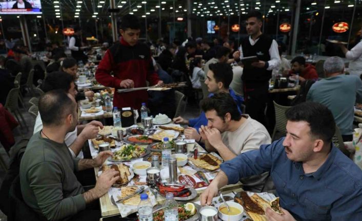 Adana’da ilk iftarda kebapçılar doldu taştı