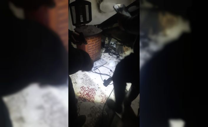 Alev alan uzatma kablosu evi küle çeviriyordu