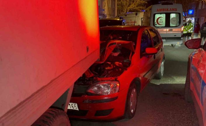 Alkollü ve ehliyetsiz kadın sürücü kamyonete çarptı: 5 yaralı