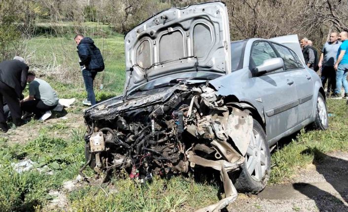 Amasya’da otomobil bariyerlere çarptı: 2 yaralı