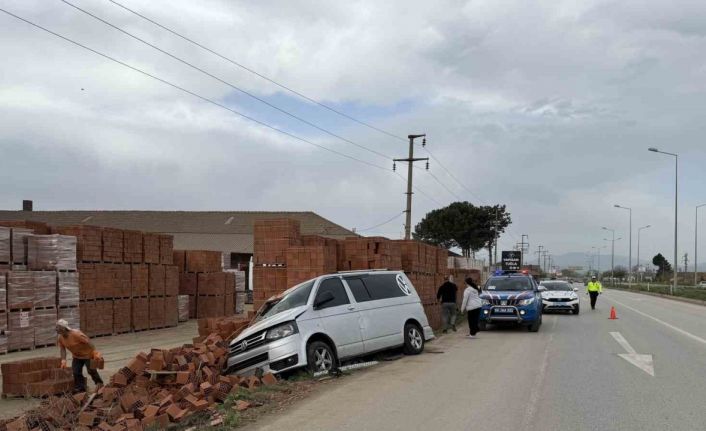 Aracıyla tuğla fabrikasına girdi: 3 yaralı