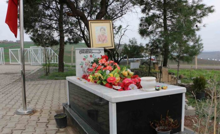 Arkadaşları bayramda Narin’in mezarını ziyaret etti