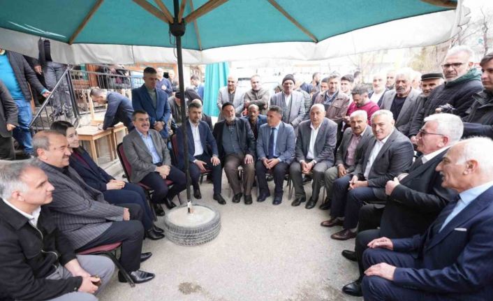 Bakan Tekin, Uzundere’de esnafın bayramını kutladı