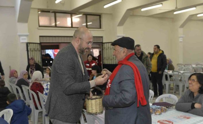 Başkan Zencirci iftarda vatandaşlara incir ikramında bulundu