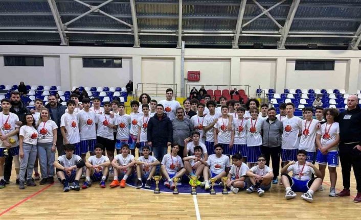 Basketler Yeşilay için atıldı