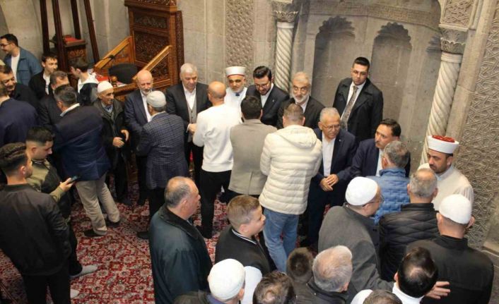 Bayram namazında camler doldu taştı