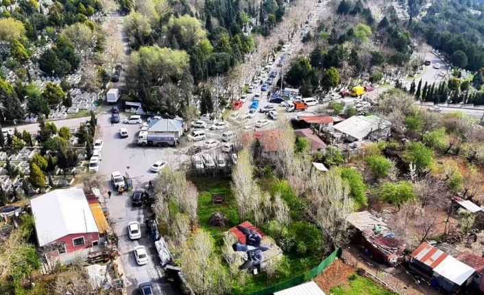 Bayram öncesi mezarlıklardaki araç yoğunluğu havadan görüntülendi