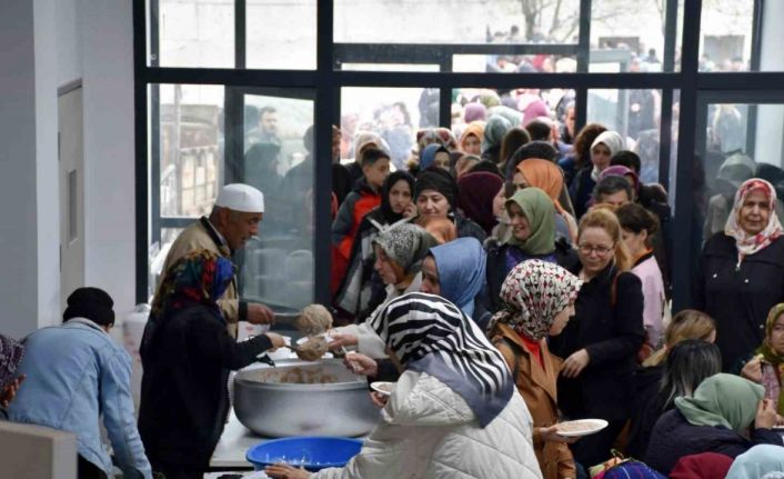 Bir asrı geçkin gelenekte 12 bin kişi bayramlaştı