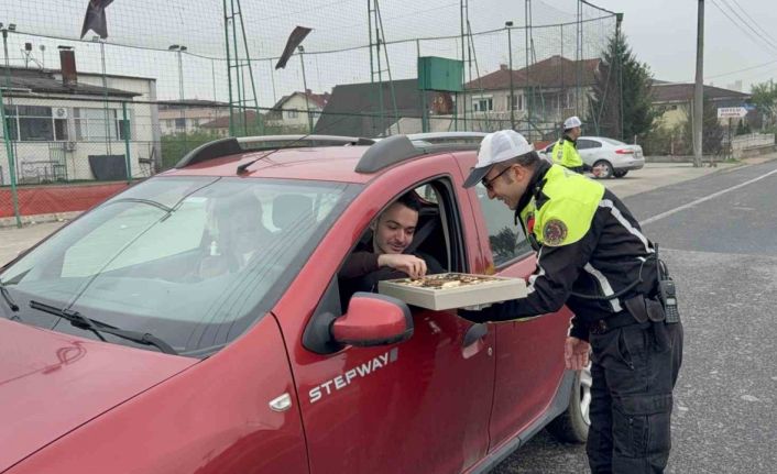 Bu sefer ceza değil, çikolata dağıttılar