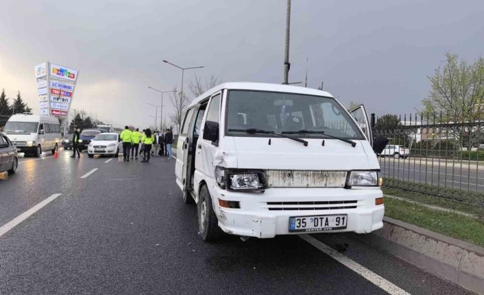 Bursa’da 3 aracın karıştığı kazada 4 kişi yaralandı
