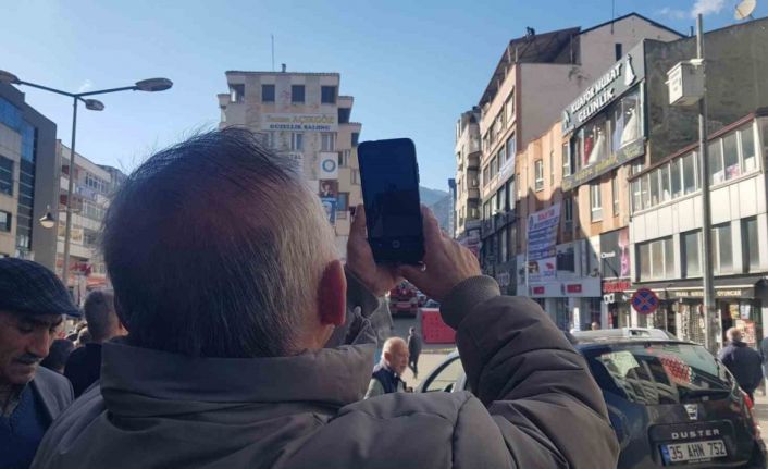 Çatıya çıkan şahsı görüntülemek için birbirleriyle yarıştılar