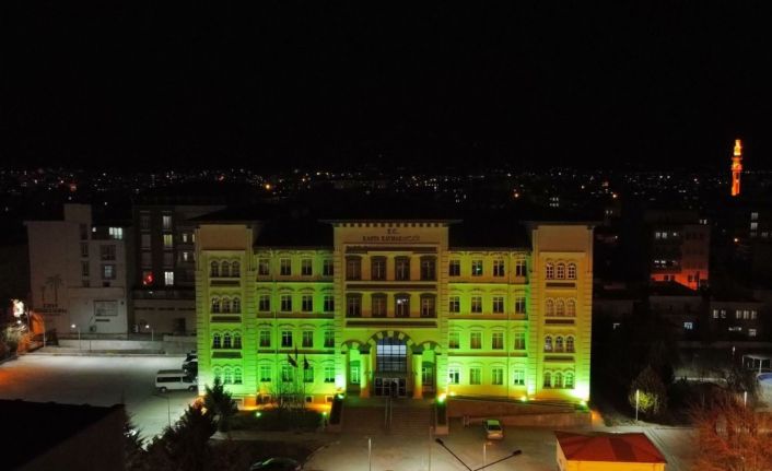 Cendere Köprüsü’nden sonra kaymakamlık binası da yeşile büründü