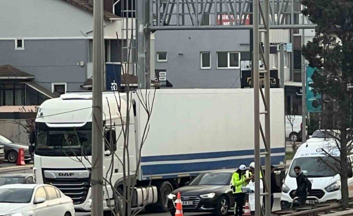 D-100’de tırın altında kalan motosiklet sürücüsü hayatını kaybetti