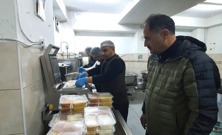 Demirci’de ihtiyaç sahibi vatandaşların evlerine iftar servisi