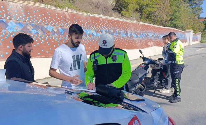 Denetime takılan ehliyetsiz sürücü ağabeyinin kimliğiyle uygulamayı atlatmak istedi