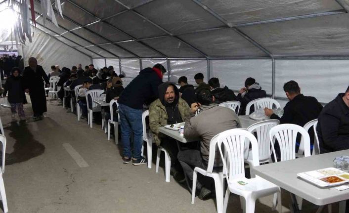 Depremzedeler ilk iftarını kurulan iftar çadırında açtı