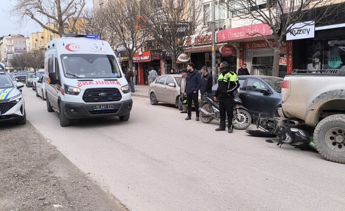 Devrilen motosiklet aracın altına girdi: 1 yaralı