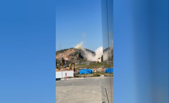Dinamitle patlatılan dağdan düşen kaya parçaları karayolunu trafiğe kapattı