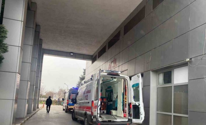 El frenini çekmeyi unuttu, bariyer ile kapı arasında sıkıştı
