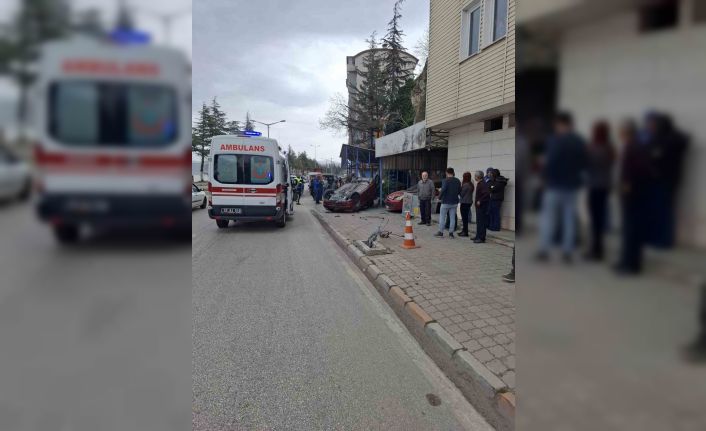 Elektrik trafosuna çarpan araç ters döndü: 2 yaralı