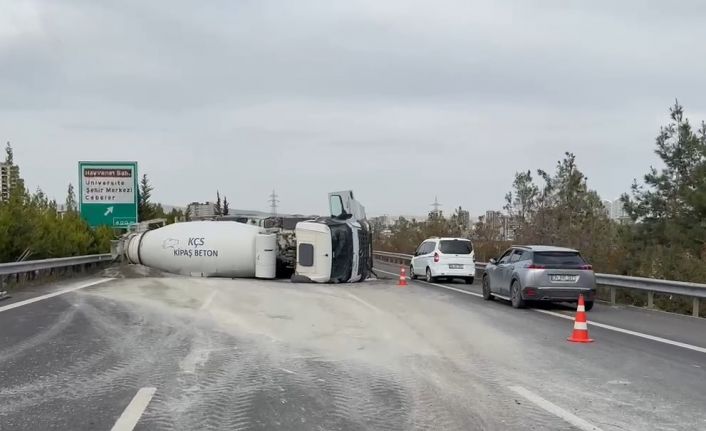 Gaziantep’te kontrolden çıkan beton mikseri devrildi: 1 yaralı
