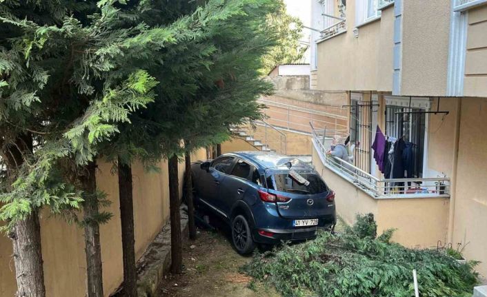 Geri manevra yapan otomobil bahçeye düştü: 1 yaralı