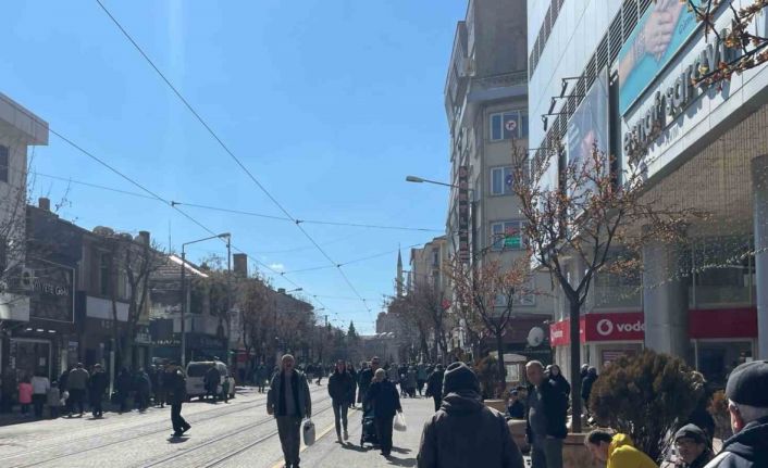 Güneşli havanın etkisiyle vatandaşlar kent merkezinde yoğunluk oluşturdu