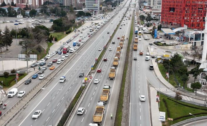 Hafriyat kamyon sürücüleri döküm sahalarının değiştirmesine tepki göstererek eylem yaptı