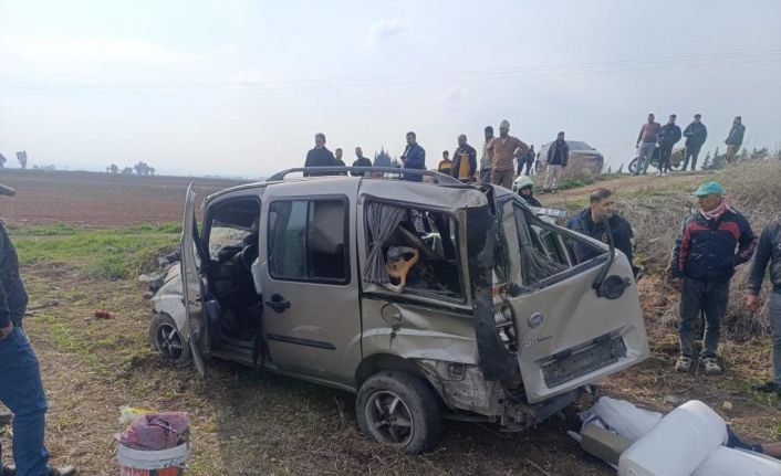 Hatay’da hafif ticari araç tarlaya uçtu: 1’i ağır 3 yaralı