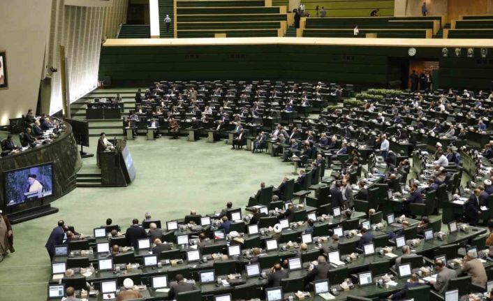 İran Meclisi, perşembe gününün hafta sonu tatiline eklenmesini onayladı