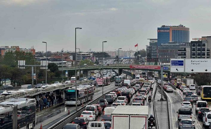İstanbul’da yağmur trafik yoğunluğuna neden oldu