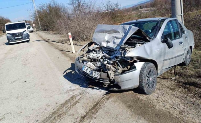 Kamyonetle otomobilin çarpıştığı kazada baba ve oğlu yaralandı
