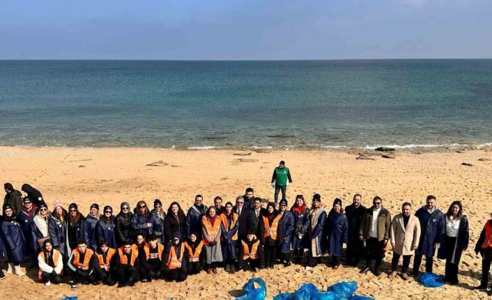 Karaburun sahiline ‘Mavi Gelecek’ projesi dokundu, 107 kilogram atık toplandı