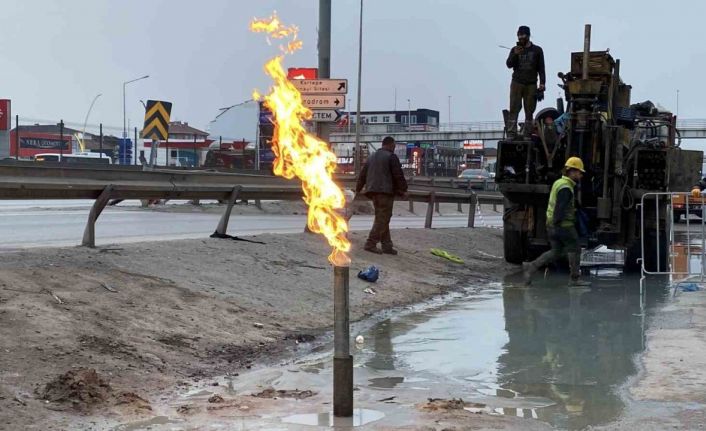 Kartepe’de yer altından yine gaz çıktı, ekipler kontrollü olarak yaktı