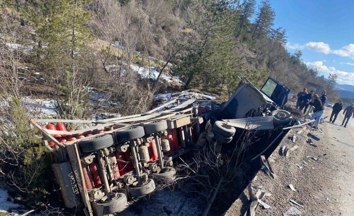 Kastamonu’da doğalgaz tüplerinin bulunduğu kamyon devrildi