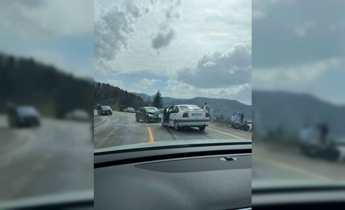 Kastamonu’da iki otomobil kafa kafaya çarpıştı: 3 yaralı