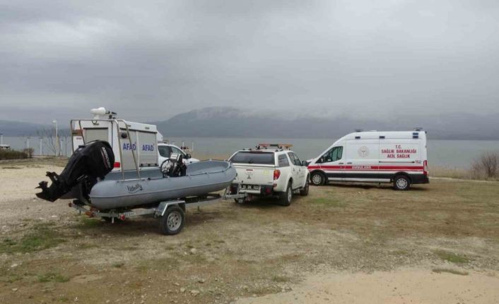 Kayıp adamı bulmak için gölde çalışma başlatıldı