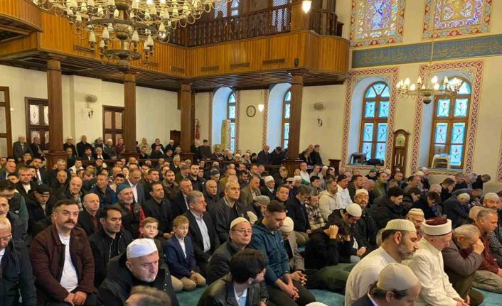 Kocaeli’de vatandaşlar bayram namazı için camiye akın etti