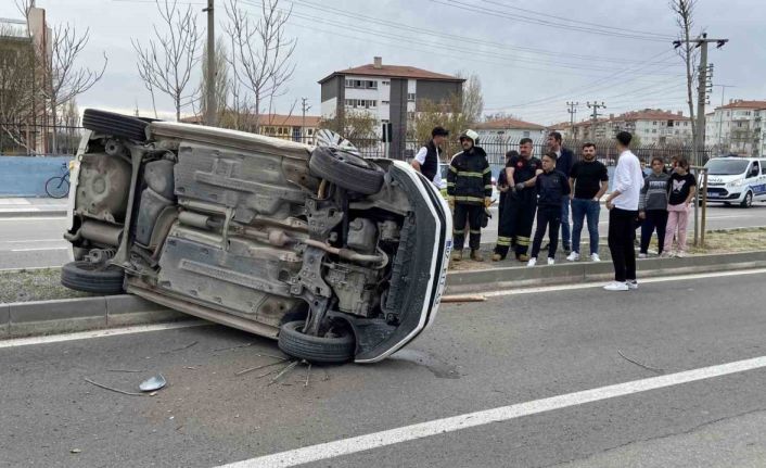 Kontrolden çıkan otomobil refüje devrildi, yaralı sürücü kaçtı